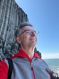 Küstentour An Einer Felsformation Bei Klarem Himmel Küstentour An Einer Felsformation Bei Klarem Himmel