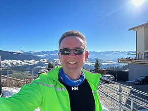 Wintersonne Über Dem Nebel Mit Blick Auf Die Verschneiten Berge Wintersonne Über Dem Nebel Mit Blick Auf Die Verschneiten Berge